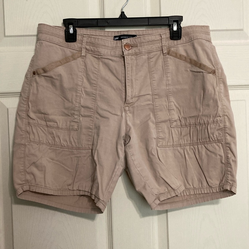 Lee midrise fit women’s khaki shorts Bermudan style size 14P